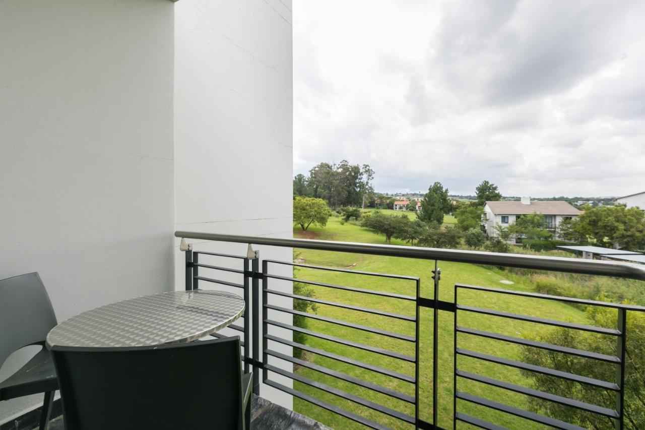 Modern Apartment In A Secure Golf Estate.Wifi Roodepoort Exterior photo