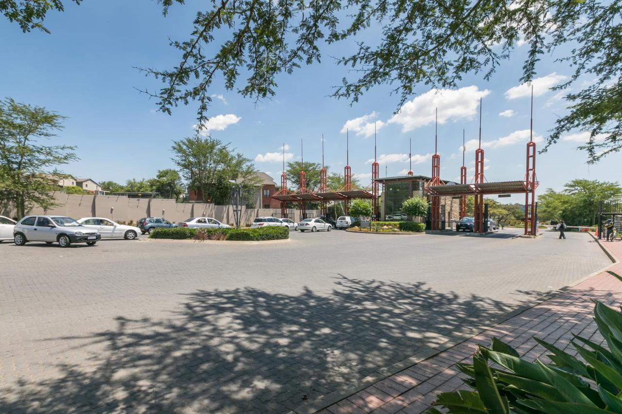 Modern Apartment In A Secure Golf Estate.Wifi Roodepoort Exterior photo